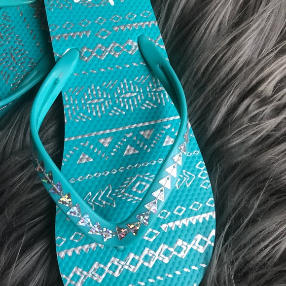 🎉Pick 4 Listings for $20🎉 Justice Flip Flops - Picture 3 of 5